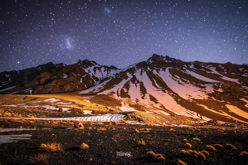 fotografía nocturna de cielo estrellado en mendoza, argentina